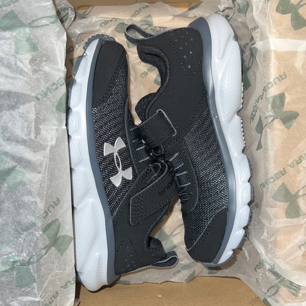NEW! UNDER ARMOUR SURGE SHOES